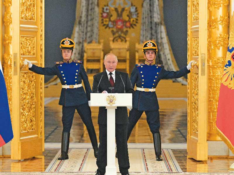 بوتين خلال استقباله سفراء في «الكرملين» أمس الأول (رويترز)