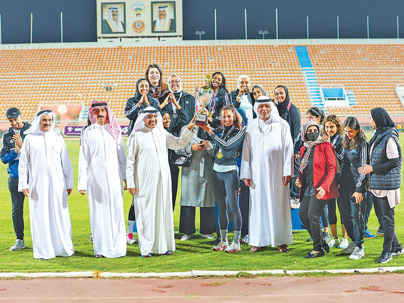 تتويج الفائزات باليوم الختامي