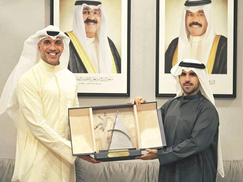 رئيس اللجنة الأولمبية، الشيخ فهد الناصر يتسلم الدرع والدعوة