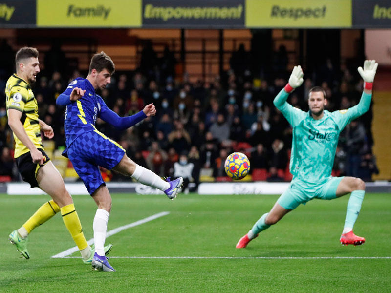 ميسون ماونت نجم تشلسي في محاولة أمام مرمى واتفورد