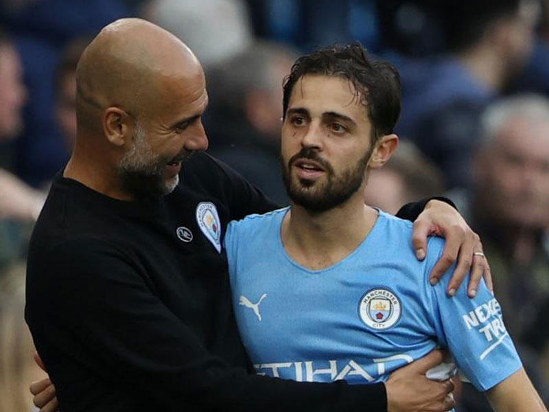 المدير الفني لنادي مانشستر سيتي بيب غوارديولا مع النجم البرتغالي برناردو سيلفا 