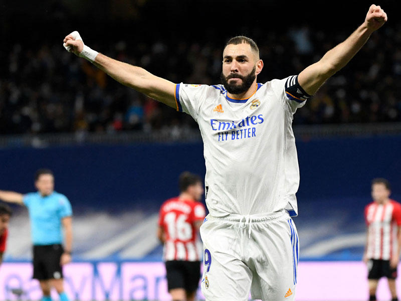 بنزيمة نجم ريال مدريد يحتفل بهدفه