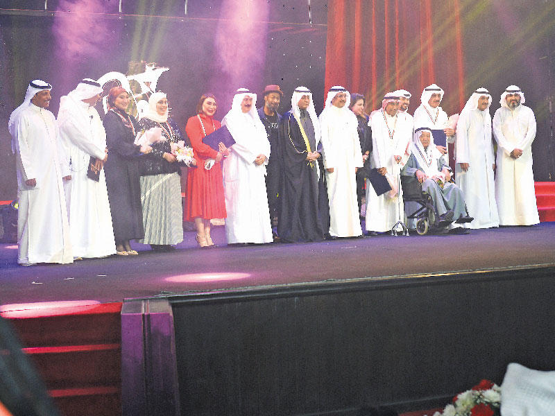 العبدالجليل والدويش مع المكرمين ولجنة التحكيم