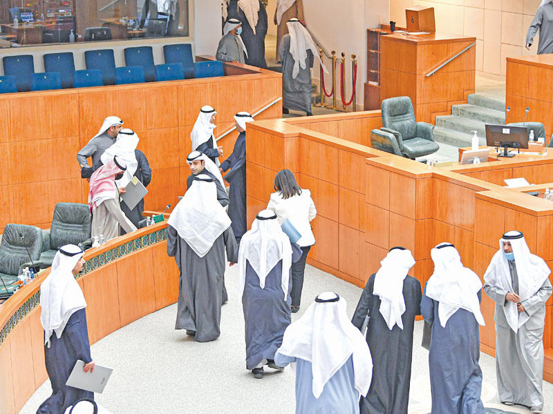 صورة أرشيفية لمغادرة الوزراء والنواب للقاعة في جلسة سابقة