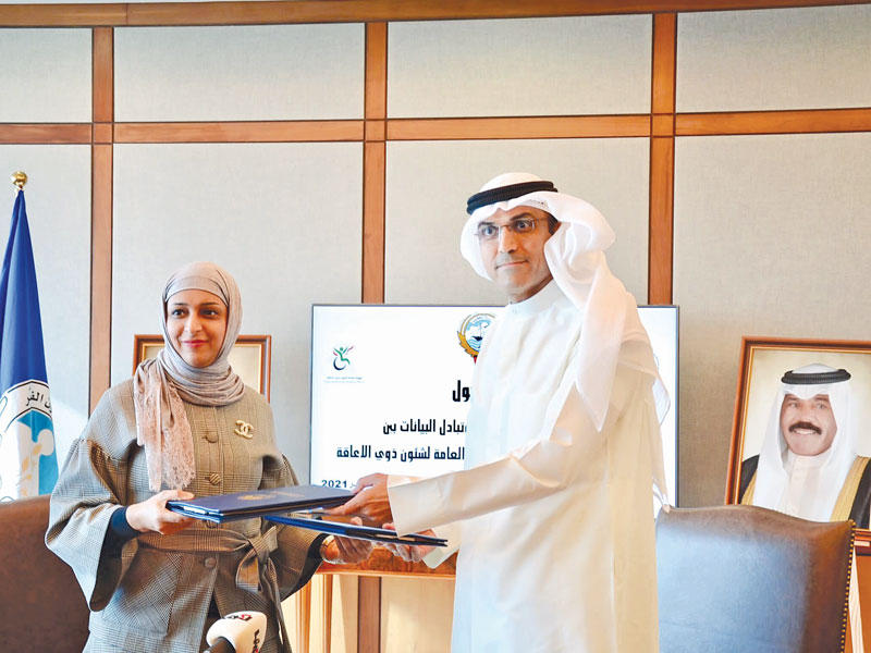 مدير هيئة القصّر بالإنابة حمد البرجس ومديرة الهيئة بالإنابة هنادي المبيلش عقب توقيع بروتوكول التعاون 