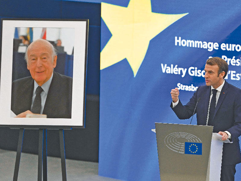 ماكرون متحدّثاً في الذكرى الأولى لوفاة الرئيس السابق فاليري جيسكار ديستان أمس (ا ف ب)