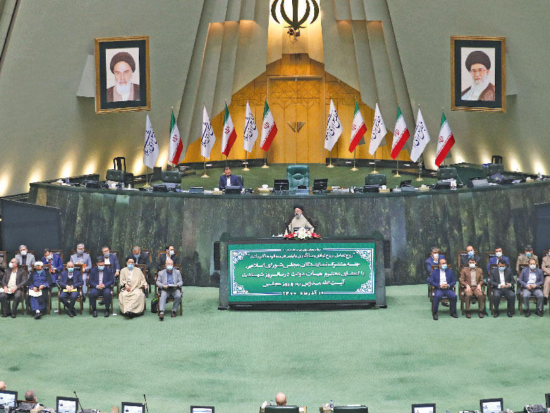 رئيسي يلقي كلمة أمام البرلمان الإيراني أمس الأول  (د ب أ)