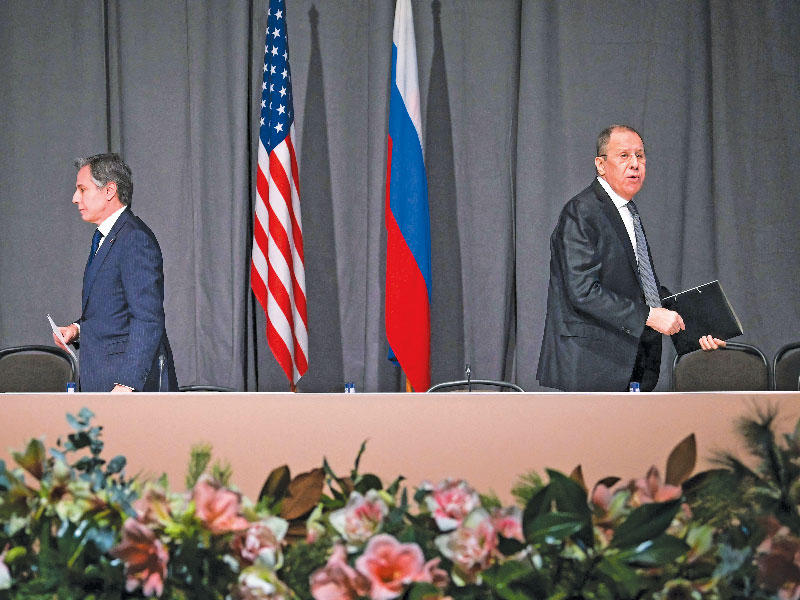 بلينكن ولافروف يغادران في ختام لقائهما بستوكهولم أمس (ا ف ب)