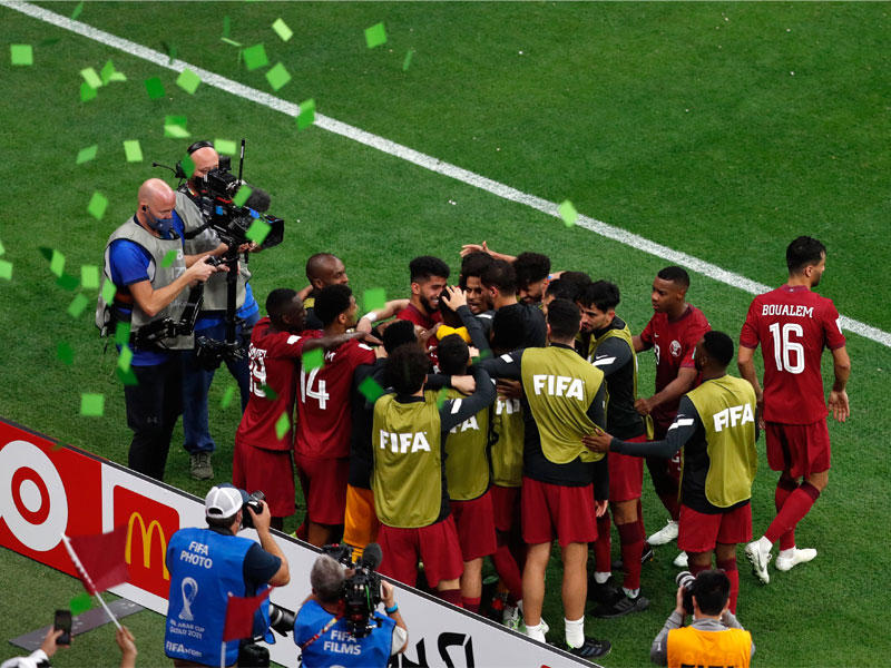 لاعبو المنتخب القطري في لقائهم السابق أمام البحرين