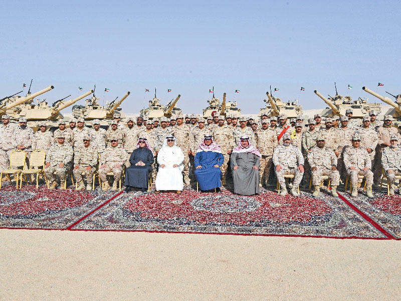 الخالد متوسطاً وزراء الدفاع والداخلية والخارجية وعدداً من القيادات العسكرية على هامش تمرين «الأديرع» أمس (تصوير نوفل إبراهيم)