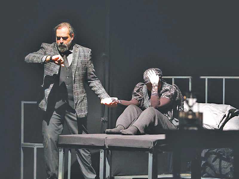 مشهد من «زهور القبور» 