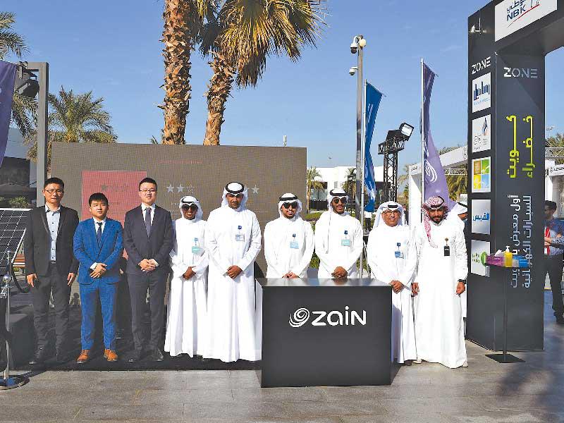 مسؤولو «زين» و«هواوي» خلال افتتاح المعرض