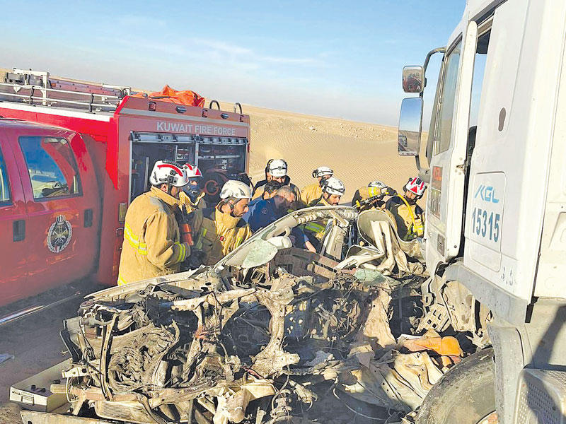 رجال «الإطفاء» يعاينون موقع الحادث