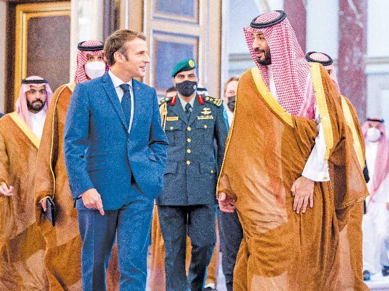 الأمير محمّد بن سلمان مستقبلاً ماكرون لدى وصوله جدة أمس (رويترز) 