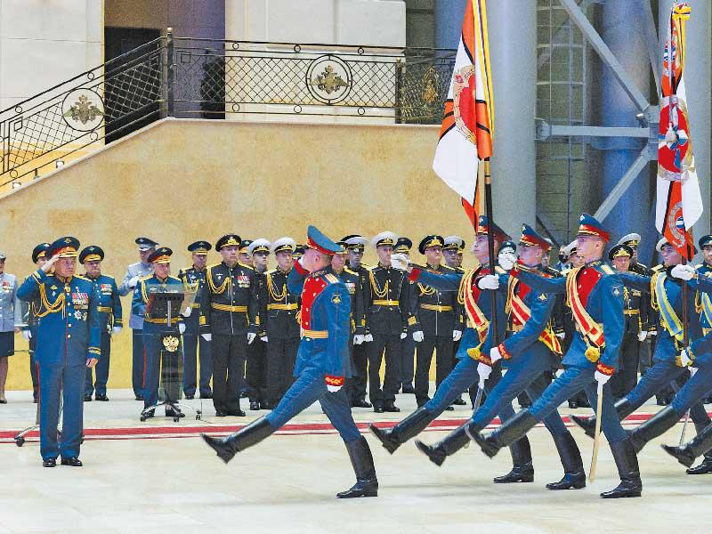 وزير الدفاع الروسي سيرغي شويغو يستعرض الوحدات العسكرية أمس الأول (وزارة الدفاع)