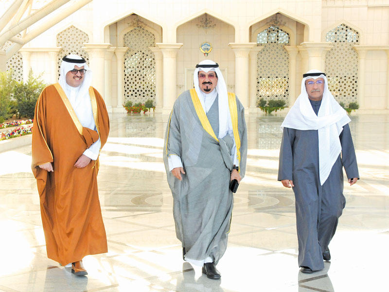 رئيس ديوان سمو ولي العهد الشيخ أحمد العبدالله لدى مغادرته إلى السعودية أمس