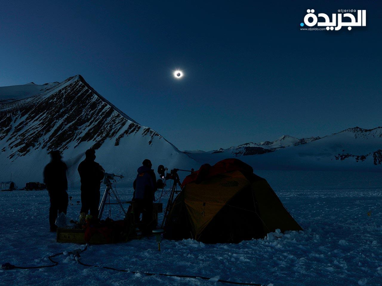علماء من تشيلي والولايات المتحدة ينظرون إلى الكسوف من مخيم «يونيون غلاسييه» في القارة القطبية الجنوبية