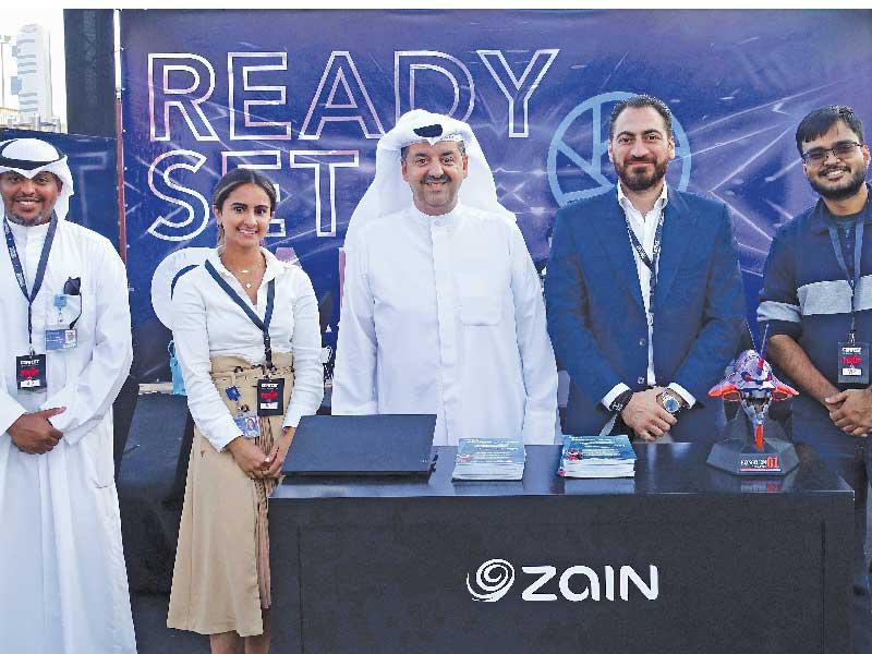 مالك حمّود ووليد الخشتي في جناح «زين» بالمعرضn