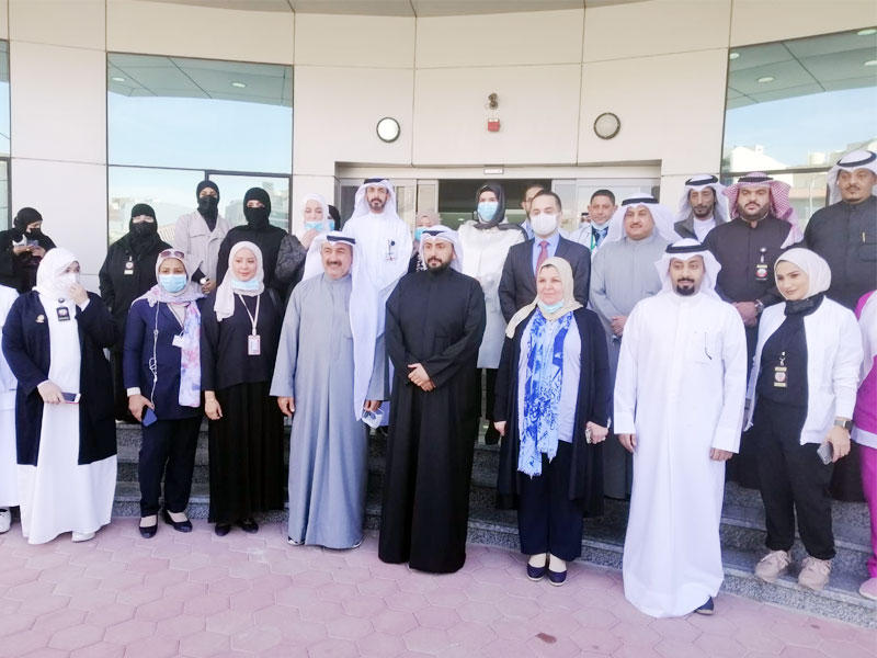 وزير الصحة متوسطاً مسؤولي منطقة الأحمدي عقب افتتاح مركز الفنيطيس أمس