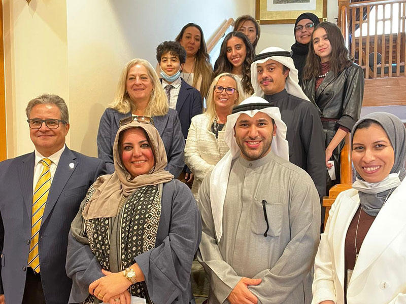 صورة تذكارية للفائزين الـ 5 مع السفيرة الأميركية والشيخ أمس