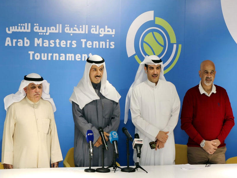 رئيس مجلس إدارة الاتحادين الكويتي والعربي للتنس الشيخ أحمد الجابر والعتيبي خلال المؤتمر الصحافي