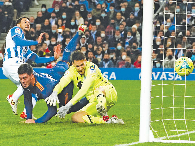 يوفيتش نجم ريال مدريد يحرز هدفه في مرمى سوسييداد