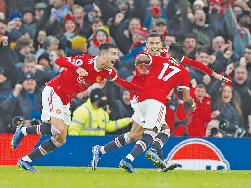 فريد نجم مانشستر يونايتد يحتفل بهدفه في مرمى كريستال بالاس