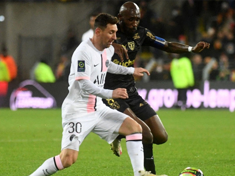 جانب من مباراة باريس سان جرمان أمام مضيفه لانس 