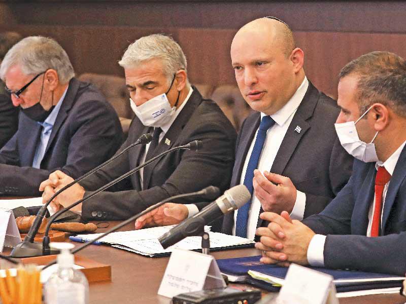 بينيت متحدثاً خلال الاجتماع الحكومي في القدس أمس (أ ف ب)