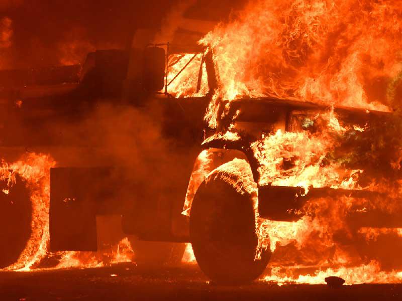 حرق سيارات للجيش بعد مقتل 13 هندياً