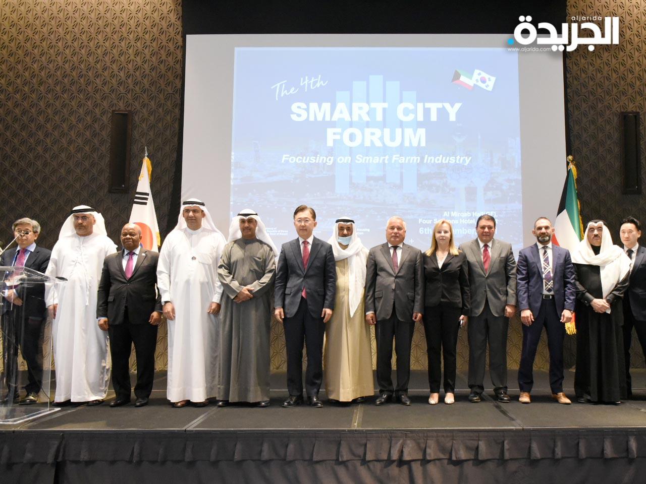 صورة جماعية لعدد من المسؤولين في مؤتمر المدن الذكية الرابع