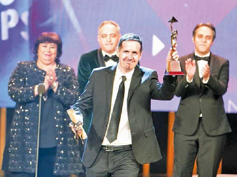 خواكين ديل باسو مخرج «الثقب في السياج» 