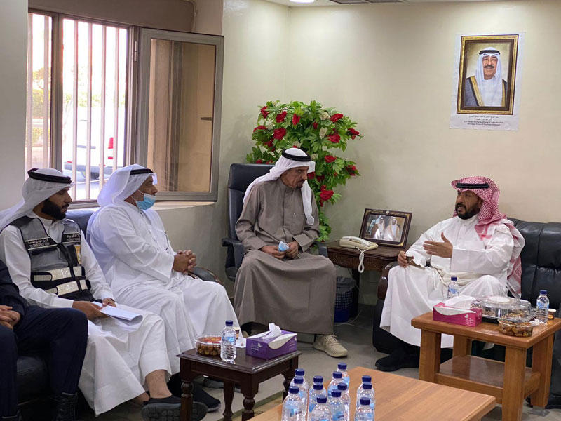 المحافظ الخالد خلال لقائه أبناء «الدوحة» أمس