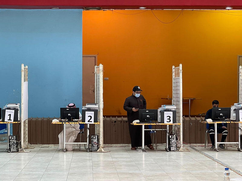  جانب من عملية التصويت الإلكتروني 