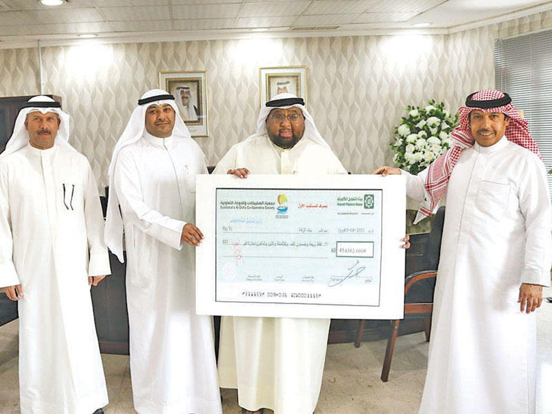 مسؤولو بيت الزكاة يتسلمون شيك الجمعية 