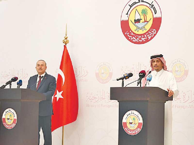 وزير الخارجية القطري ونظيره التركي خلال مؤتمرهما الصحافي بالدوحة أمس (الأناضول)