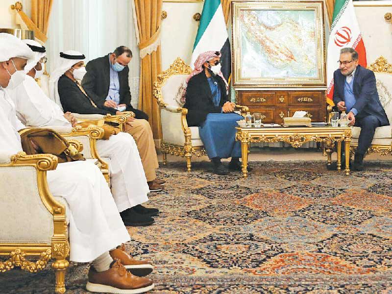 شمخاني مستقبلاً طحنون بن زايد والوفد المرافق له في طهران أمس (إرنا)