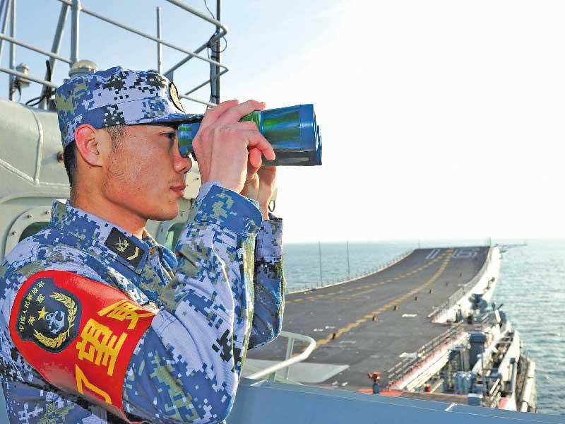 عنصر من البحرية الصينية على احدى السفن العسكرية في بحر الصين الجنوبي 