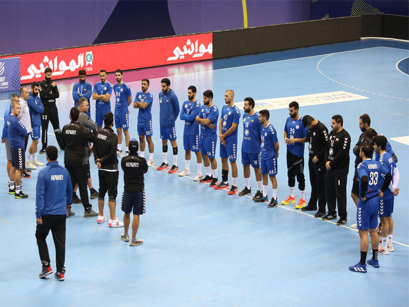 جانب من اجتماع المدرب مع لاعبي المنتخب قبل التدريب أول أمس