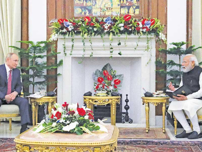 مودي مستقبلاً بوتين في نيودلهي أمس (رويترز)
