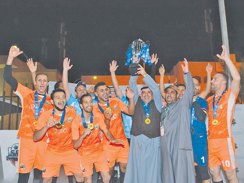 فريق «سوكر الجسار» يحمل كأس البطولة