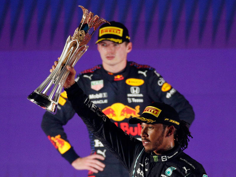 هاميلتون يحمل كأس البطولة