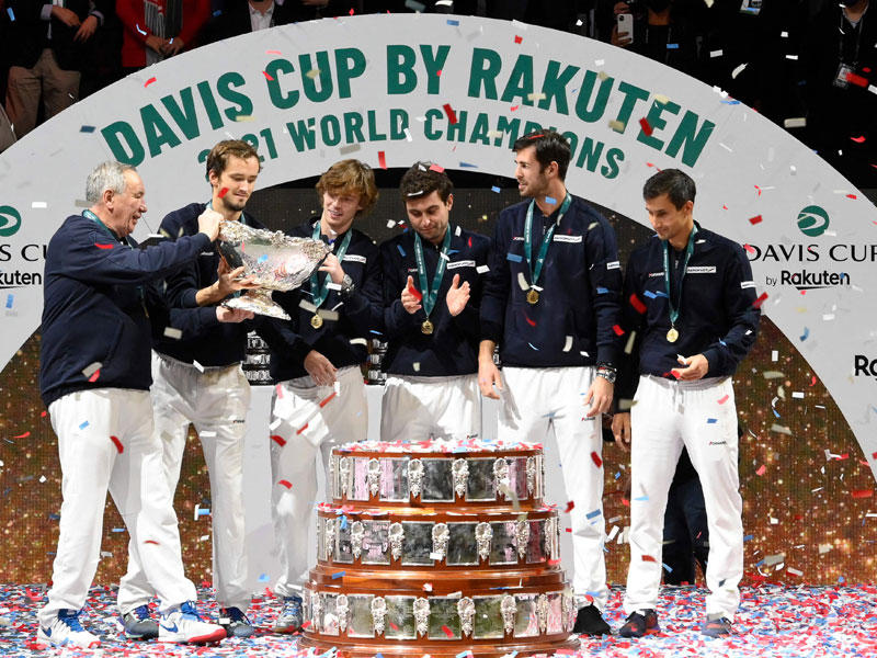 جانب من مراسم تتويج الفريق الروسي