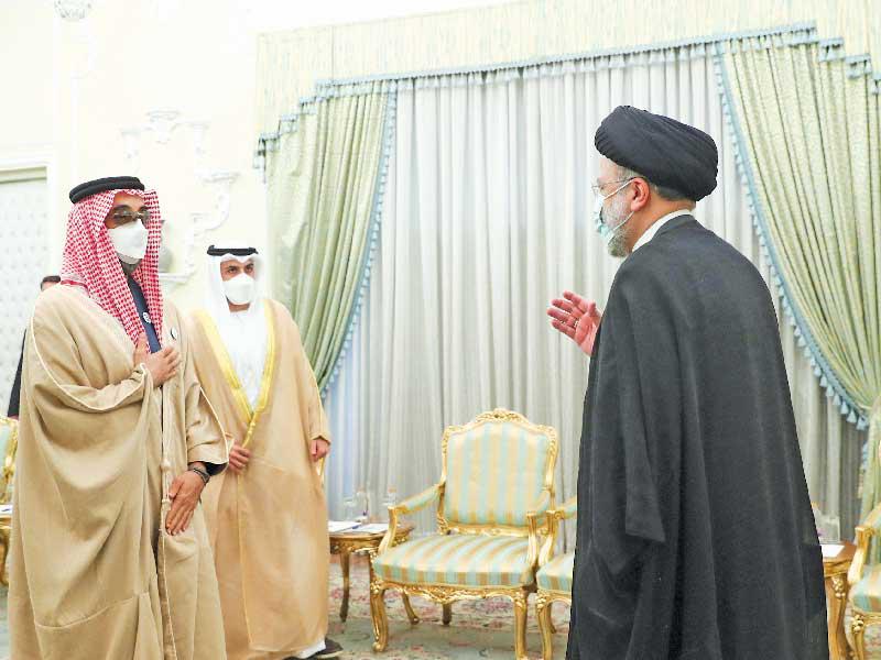 رئيسي مستقبلاً طحنون بن زايد في طهران أمس