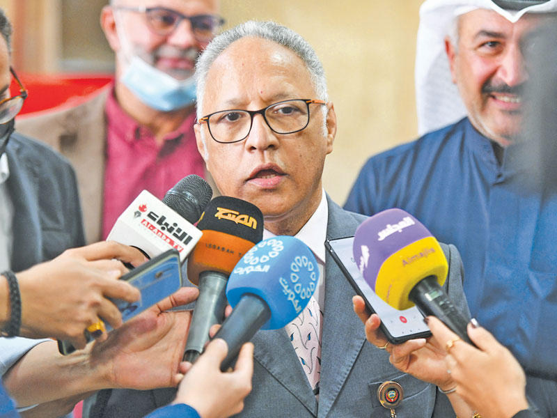 مدير منطقة الصباح الطبية التخصصية د. وليد البصيري  متحدثاً للصحافيين