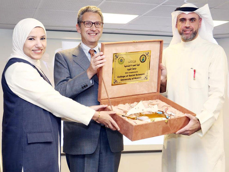 كلية العلوم الاجتماعية تكرّم حسن أشكناني لمنحه وساماً إيطالياًn