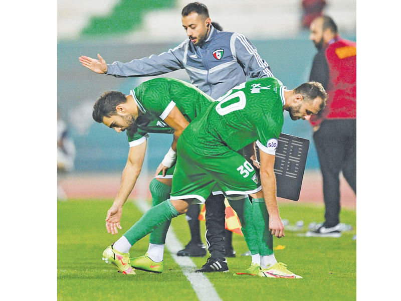 جانب من إحماء لاعبي العربي قبل دخول المباراة