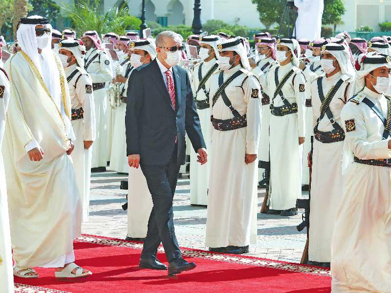  أمير قطر يستعرض وإردوغان فرقة حرس الشرف في الدوحة أمس (رويترز) 