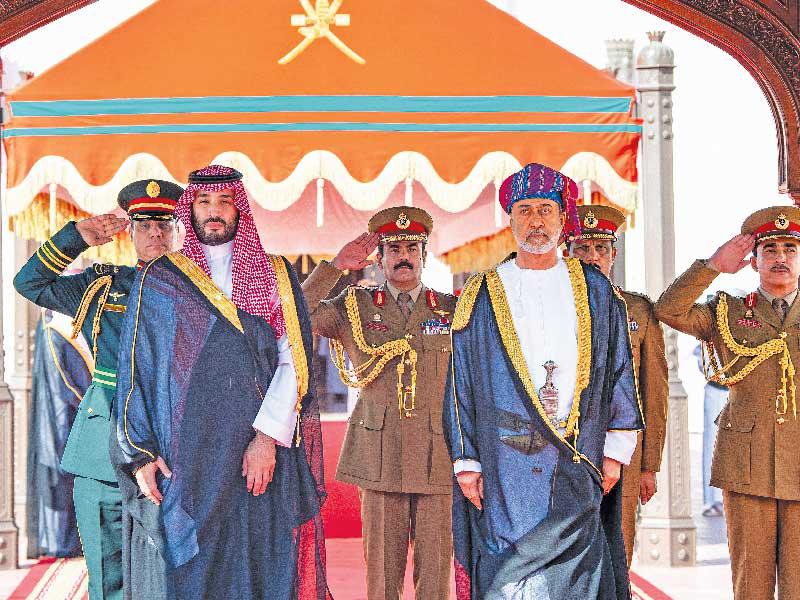 السلطان هيثم والأمير محمد بن سلمان خلال عزف السلام الوطني بقصر العلم أمس (د ب أ)