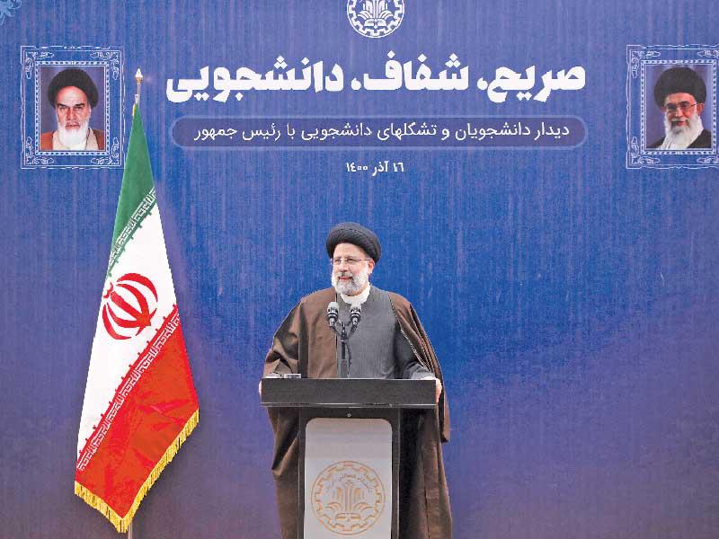 رئيسي متحدثاً لطلاب خلال كلمة في جامعة تكنولوجية بطهران أمس      (دي بي أيه)